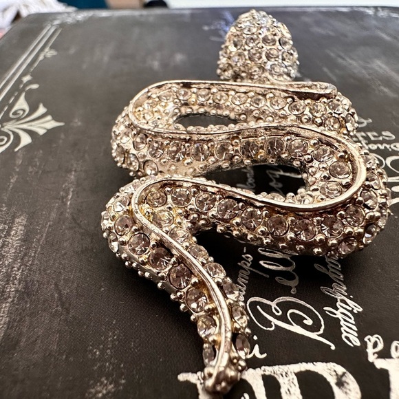 Vintage Bebe brooch. Goth, regency, vamp, glam, whimsy goth - Picture 5 of 6